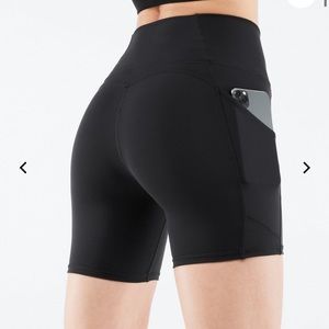NWT Fabletics Oasis High-Waisted Pocket Short 6”